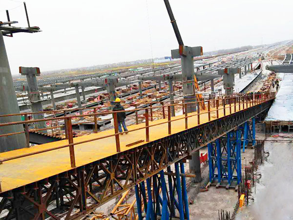 湖北襄陽中鐵建工集團鋼便橋（長度：69米；坡度：20°）